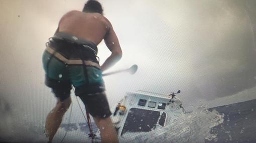 Bertish pelea contra una tormenta a mar abierto