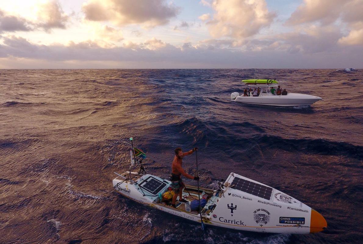 Chris Bertish, en su balsa o paddle board, al final del viaje. «Primer contacto», escribió como pie de foto