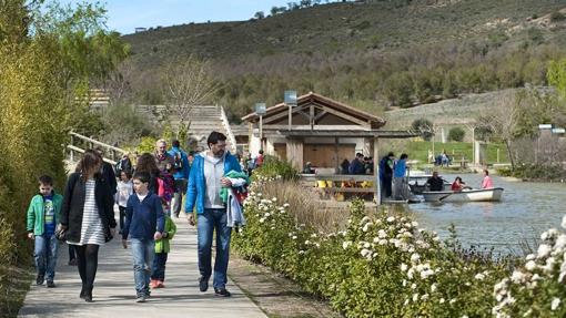 Visitantes pasean junto al Lago de Sendaviva