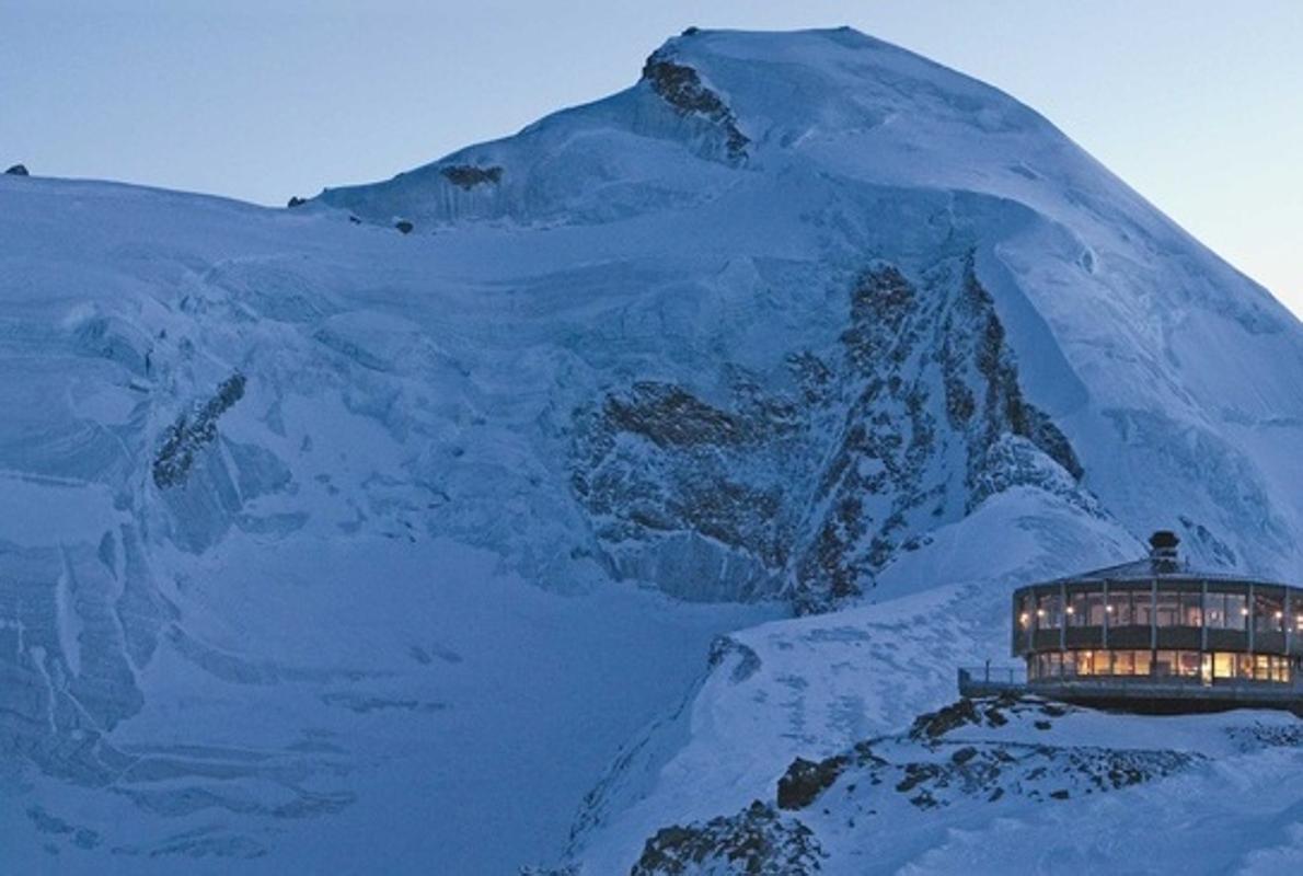 El restaurante giratorio situado a mayor altitud del mundo da una vuelta sobre su eje en una hora