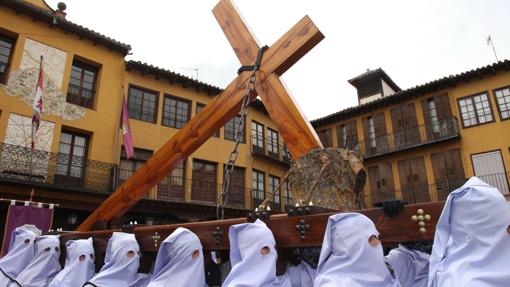 Procesión en la Plaza Mayor de Tordesillas