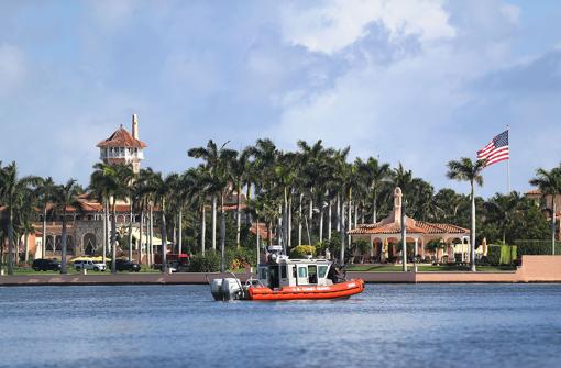 La Guardia Costera vigila el entorno de Mar-a-Lago, el club de Trump en Florida