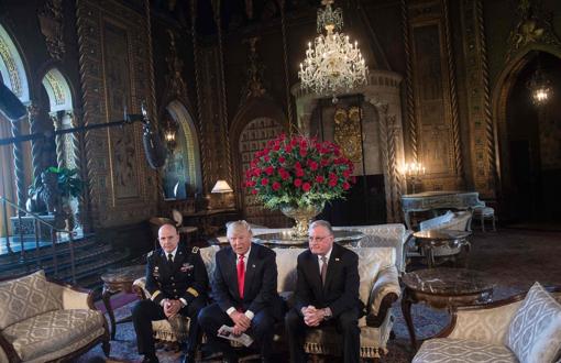 Presentación en Mar-a-Lago del consejero de Seguridad Nacional, H. R. McMaster (izquierda)