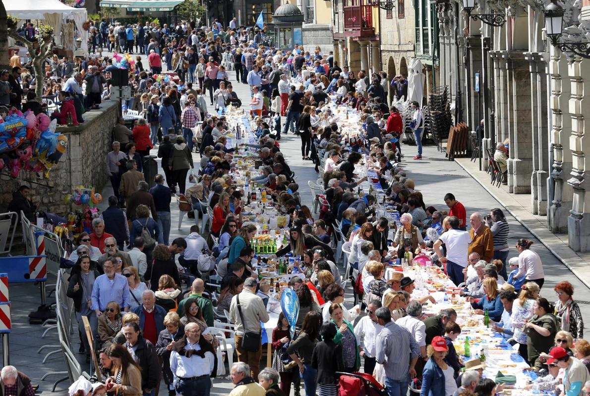 Avilés ha llevado hoy su tradicional Comida en la Calle al Libro Guinness de los Récords al reunir en el 25 aniversario del evento a 11.836 comensales sentados a la mesa de forma simultánea, según han corroborado cinco notarios