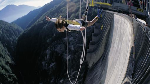 Puenting en la presa de Verzasca