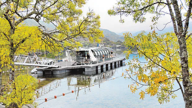 Este barco ecológico realiza un crucero medioambiental por el lago de Sanabria