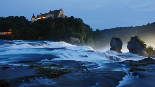 El impresionante salto de agua de esta zona del alto Rhin