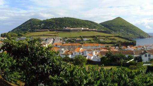 Al fondo, la fortaleza de São João Baptista, en el Monte Brasil. En primer plano, Angra do Heroísmo