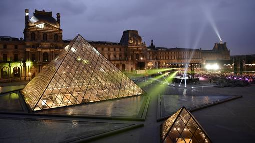 A la derecha, junto a la pirámide del Louvre, un acto de Emmanuel Macro durante la campaña electoral francesa