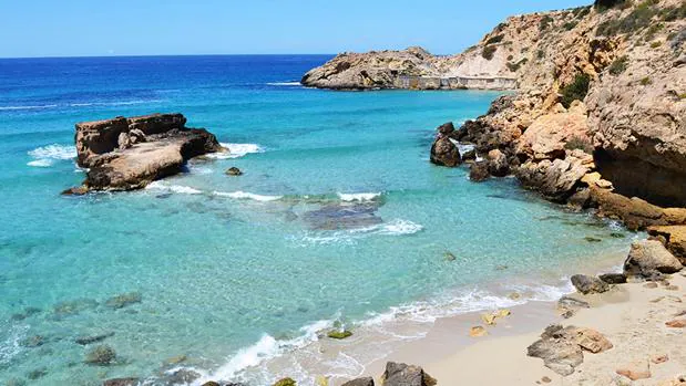 Aguas transparentes en Cala Tarida, Ibiza