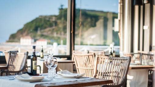 El restaurante del hotel Villa Rosario II, con vistas a la playa de Ribadesella