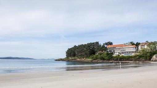 La playa de Silgar, con el hotel Gran Talaso al fondo