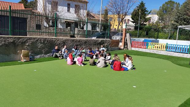 Alumnos del colegio CRA Los Olivos en el green instalado en el colegio