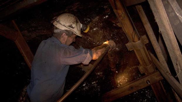 Actividad minera en el interior de Pozo Sotón, Asturias