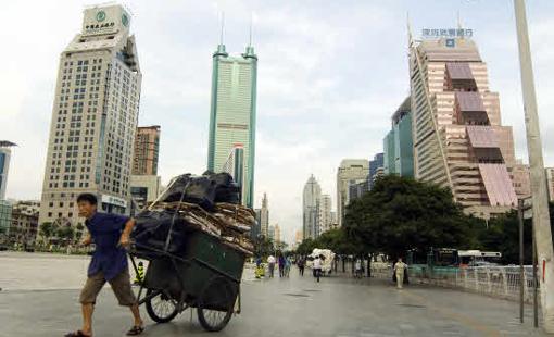 Modernos rascacielos conviven con lo antiguo en Shenzhen, China