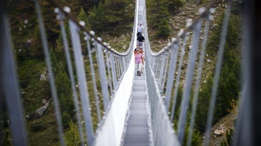 Turistas en el nuevo puente abierto en Suiza, de 494 metros de largo