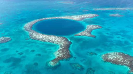 Vista aérea de «Blue Hole» en la barrera del Arrecife de Belice