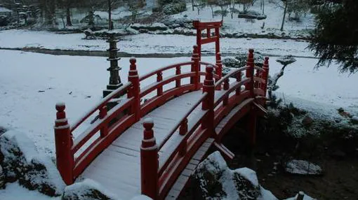 Puente rojo del Parque Oriental de Maulévrier en invierno
