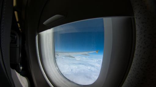 Por qué las ventanillas de los aviones nunca son cuadradas y otros secretos de las aerolíneas