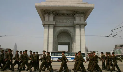 Soldados norcoreanos marchan bajo el Arco del Triunfo en Pyongyang, otra de las construcciones monumentales de la ciudad