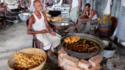 Cocinando para los menesterosos, en las calles de Calcuta
