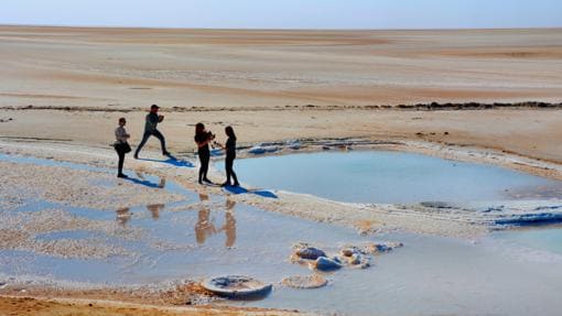 Turistas en el lago salado de Chott El Jerid