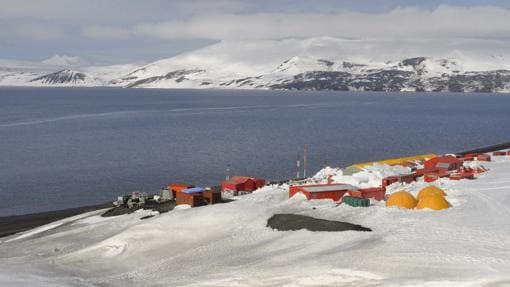 Vista general de la Base Antártica Española “Gabriel de Castilla” (isla Decepción, Antártida) en diciembre de 2014,