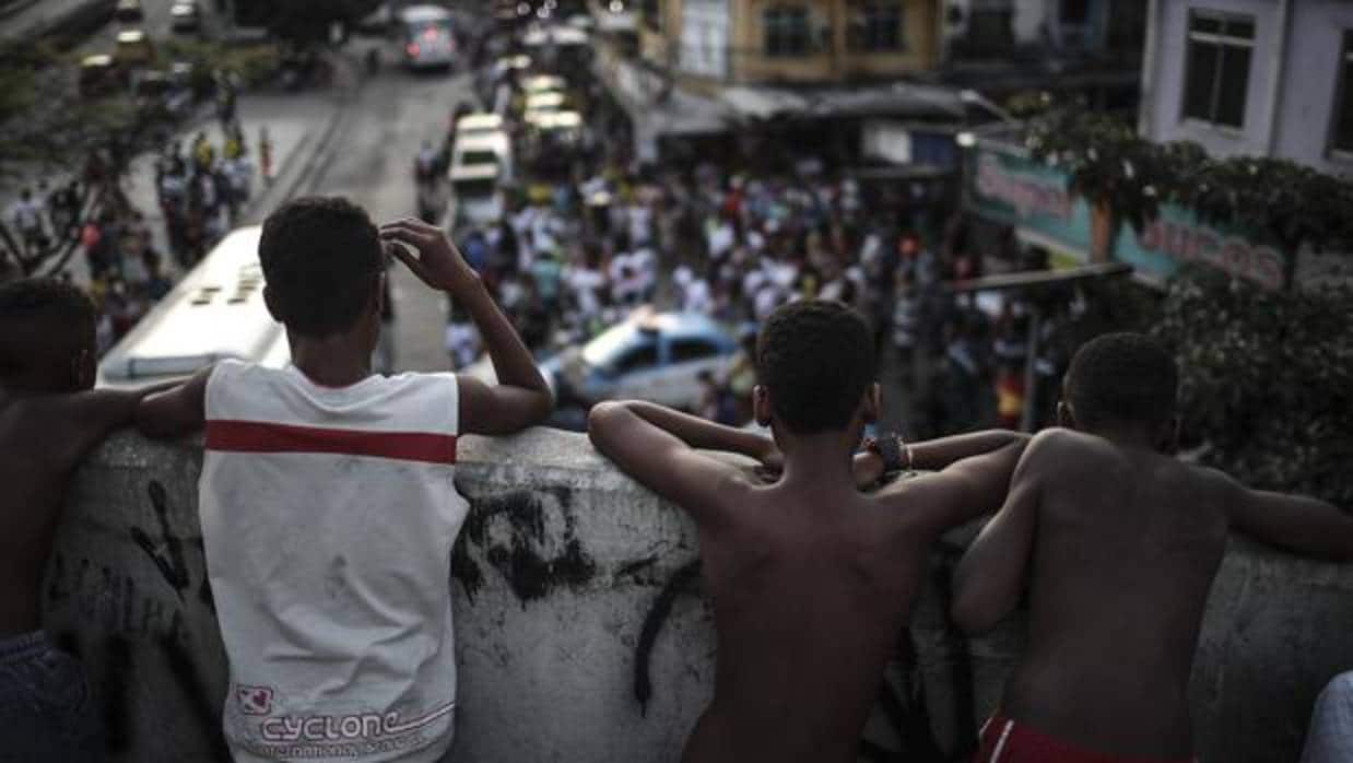 Habitantes de la favela Rocinha en Río de Janeiro piden que paren los enfrentamientos entre bandas de narcotraficantes