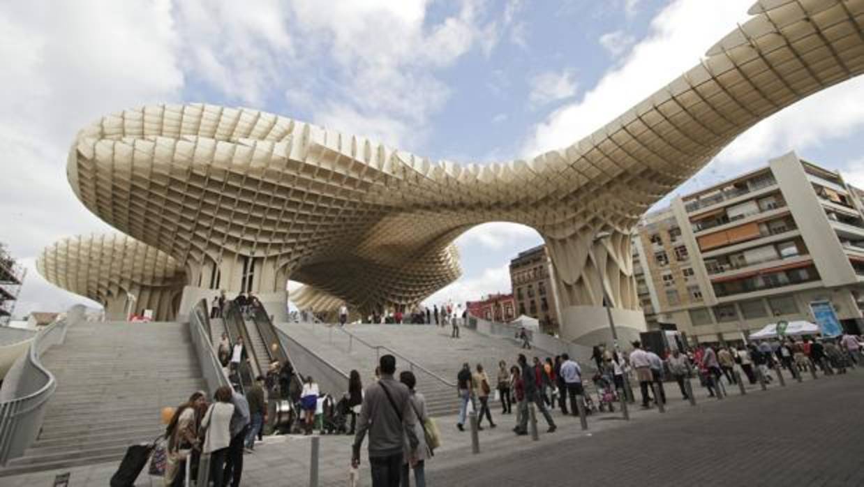 Metropol Parasol, también conocido como Las Setas de la Encarnación, en Sevilla, construido por el arquitecto alemán Jurgen Mayer H. sobre los restos de la sala de un mercado de 1842