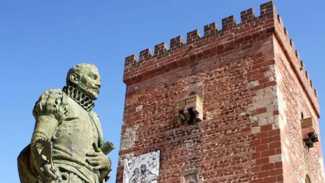 Estatua de Miguel de Cervantes, junto al Torreón de Don Juan José de Austria en Alcázar de San Juan