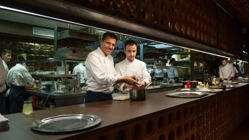 Oriol Castro y Eduard Xatruch, en la cocina de Disfrutar