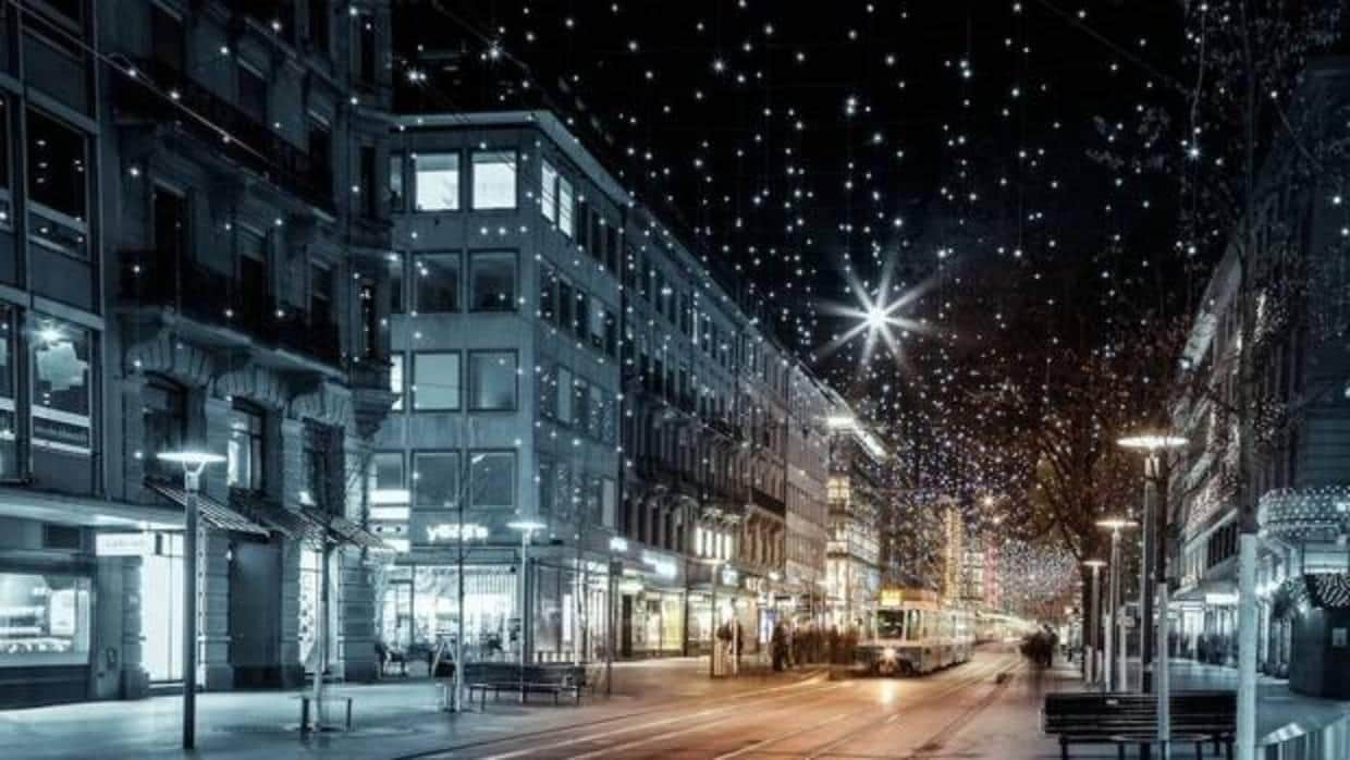 La iluminación navideña de Bahnhofstrasse, una de las calles más comerciales de Zúrich