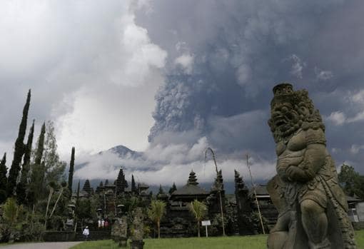 El volcán Agung visto desde el templo de Besakih