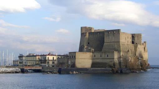 El Castel dell'Ovo (Castillo del Huevo), en el islote de Megaride