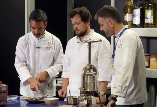 De izda. a derecha, los cocineros portugueses Henrique Sá Pessoa (Alma), Joao Rodrigues (Feitoria), y Alexandre Silva (Loco)