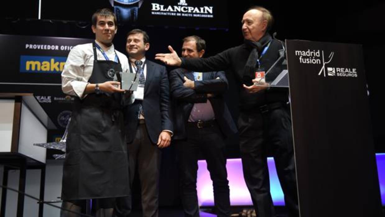 Nanín Pérez recibe el Premio de Cocinero Revelación 2018 de manos de José Carlos Capel, presidente de Reale Seguros Madrid Fusión