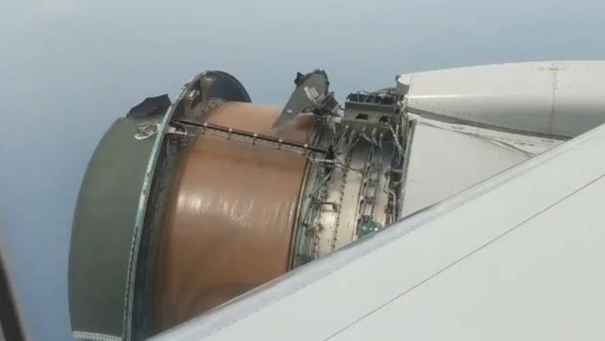 Motor del vuelo Boeing 777-222 con destino Hawai de la compañía United Airlines