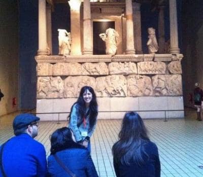 Belén, con un grupo de turistas en el Museo Británico