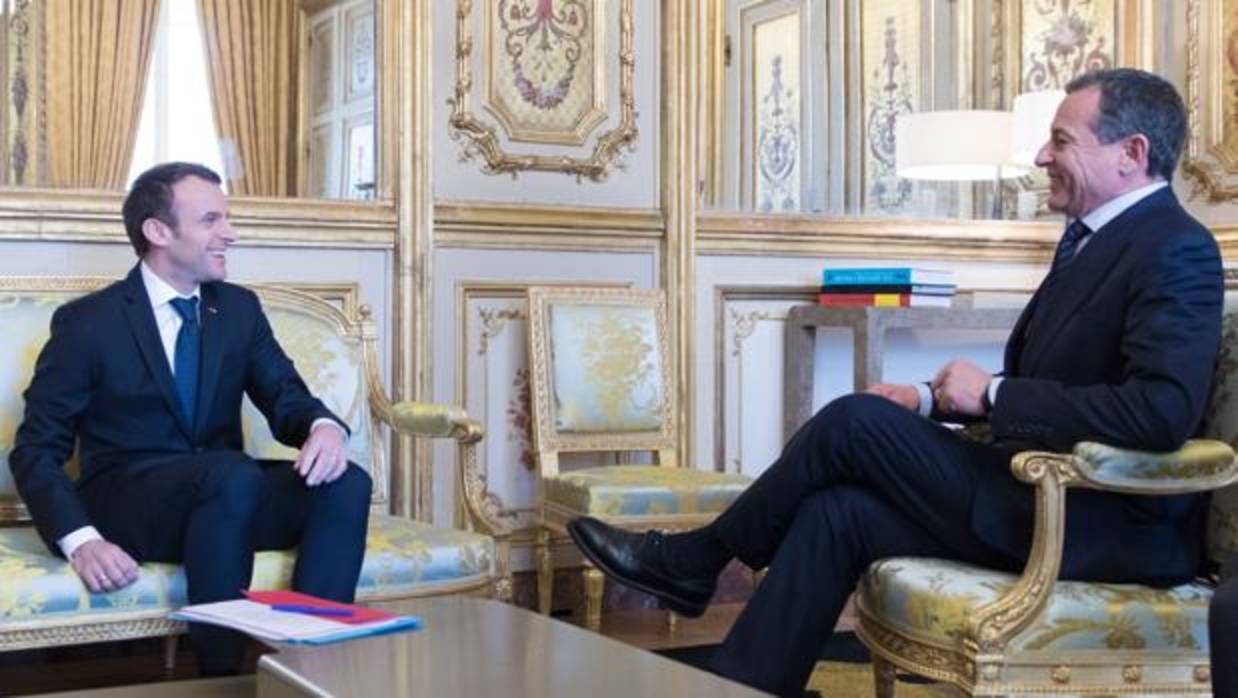 Robert A. Iger, Presidente y CEO de The Walt Disney Company, junto al Presidente francés, Emmanuel Macron, durante el anuncio de la ampliación del parque