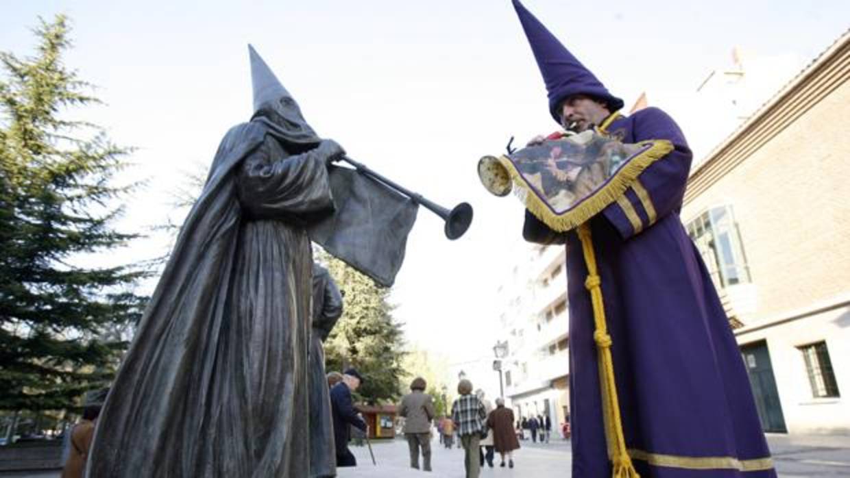 Un cofrade empuña el «tararú» junto al monumento en homenaje a la Semana Santa en Palencia