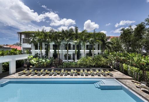 La piscina del Viroth's Hotel, en el centro de un patio tropical
