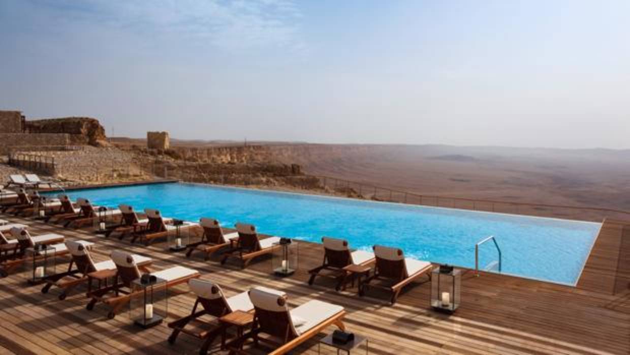 Piscina infinita con vistas al desierto del Negev, un paisaje que ha cautivado a los participantes en este concurso de profesionales del turismo