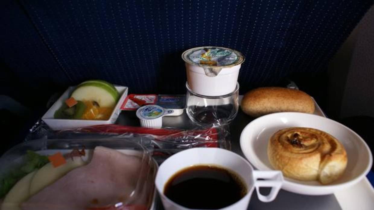 Qué comer y qué no antes de subir a un avión