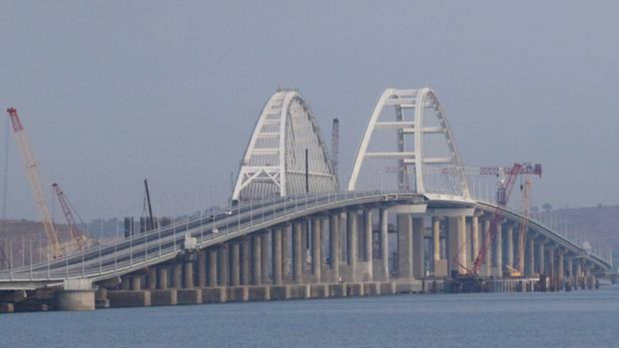 Dos enormes arcos permiten la navegación bajo el nuevo puente de Crimea