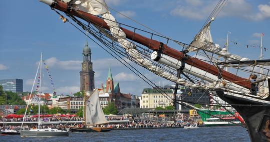 Puerto de Hamburgo, con la ciudad histórica al fondo