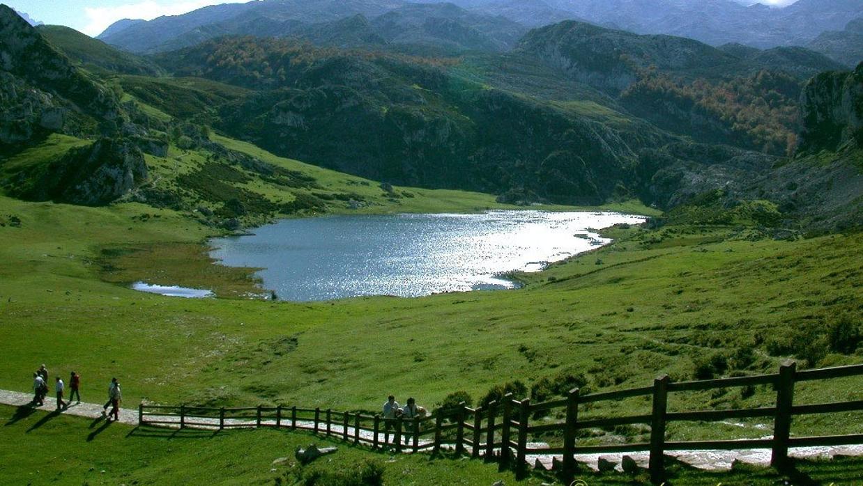 Lago de Enol, en el Parque Nacional de los Picos de Europa (en 1918 era el Parque nacional de la Montaña de Covadonga)