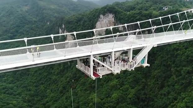 El impresionante salto desde el puente de cristal más alto del mundo