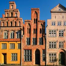 Casas de ladrillo con fachadas escalonadas e infinitas ventanas que en algún momento pertenecieron a personajes ilustres