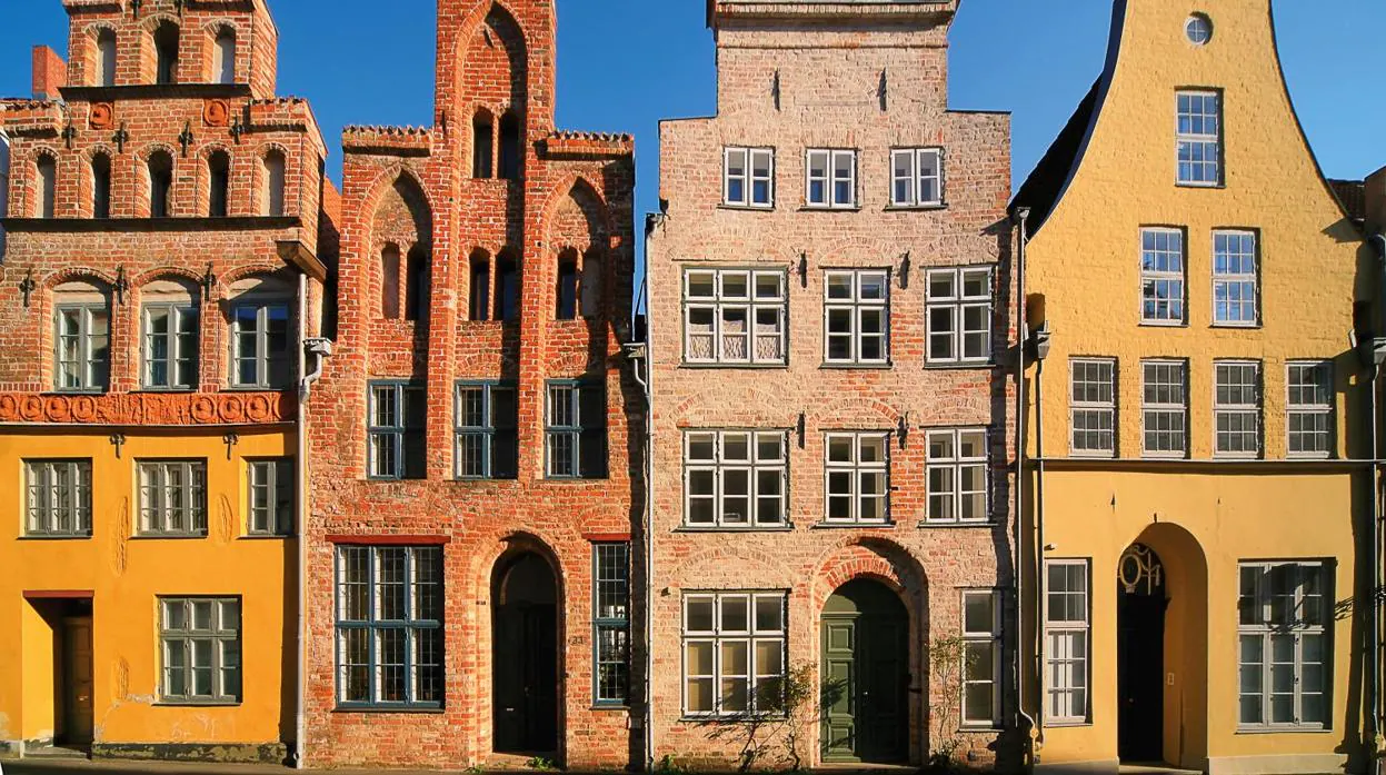 Vista de la catedral y el centro de Lübeck, con el característico color rojo de los ladrillos