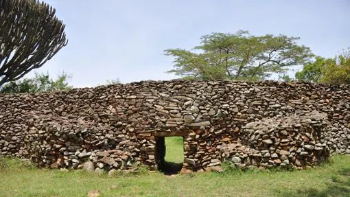 Entrada al recinto Kochieng en el sitio arqueológico de Thimlich Ohinga en Kenia